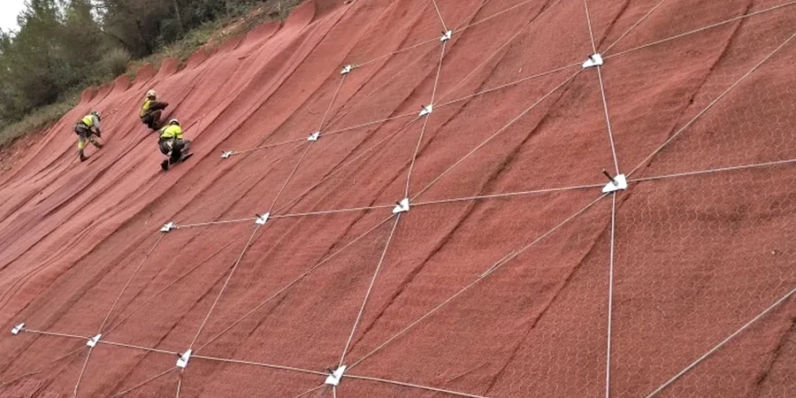 Análisis de Estabilidad de Taludes en Peñaflor: Cumplimiento NCh y Control de Riesgo Sísmico