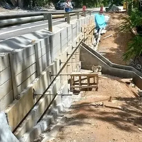 Diseño de Muros de Contención en Peñaflor: Estabilidad en Terrenos de Piedemonte